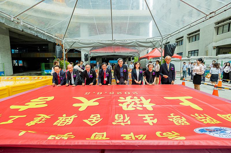 高雄醫學大學國際學生宿舍興建工程上樑祈福典禮，與會貴賓於上樑布條簽名留念