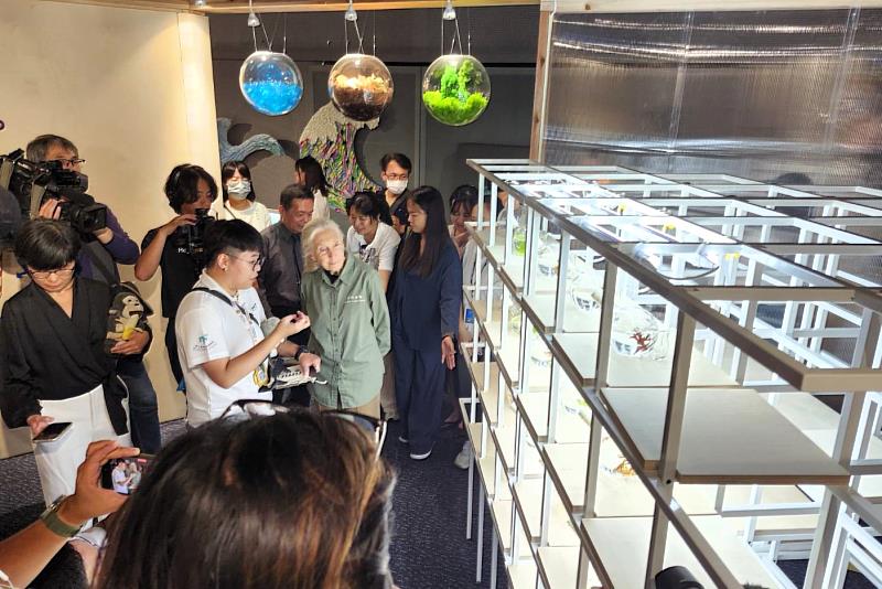 海大張睿昇老師協助《海洋未來式》特展的藻類相關展出(圖為珍古德博士參觀《海洋未來式》特展)