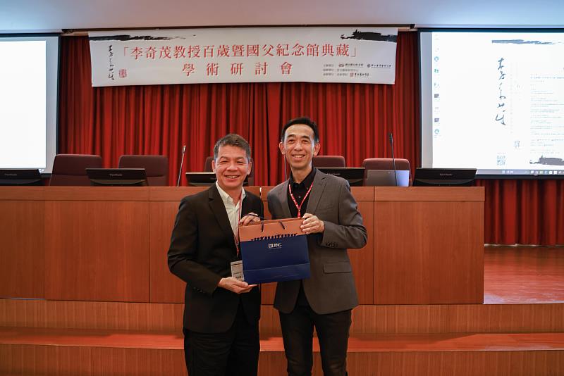 國父紀念館王蘭生館長致贈臺灣藝術大學鐘世凱校長文創纪念品