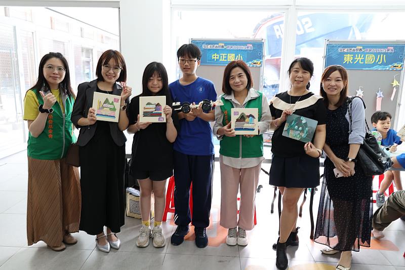 中正國小學生贈送自己創作的藝術作品給張榮發基金會董事長鍾德美(右三)，並與基隆市政府教育處薛莉萍科長(左二)及中正國小李欣蓉校長(右二)等師生一同合影。