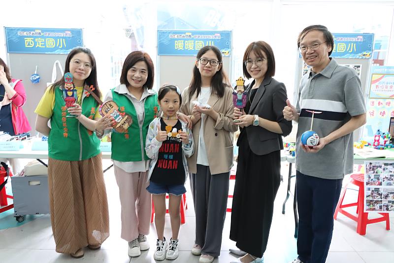 張榮發基金會董事長鍾德美(左二)參觀暖暖國小學生創客作品，與基隆市政府教育處薛莉萍科長(右二)、該校彭雪峯校長(右一)及師生一同合影。