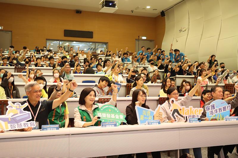 張榮發基金會連續三年與基隆市政府合作推動「創客好好玩」專案,6月6日上午於基隆海洋科技博物館舉辦成果展,開幕儀式與現場貴賓及師生大合照。