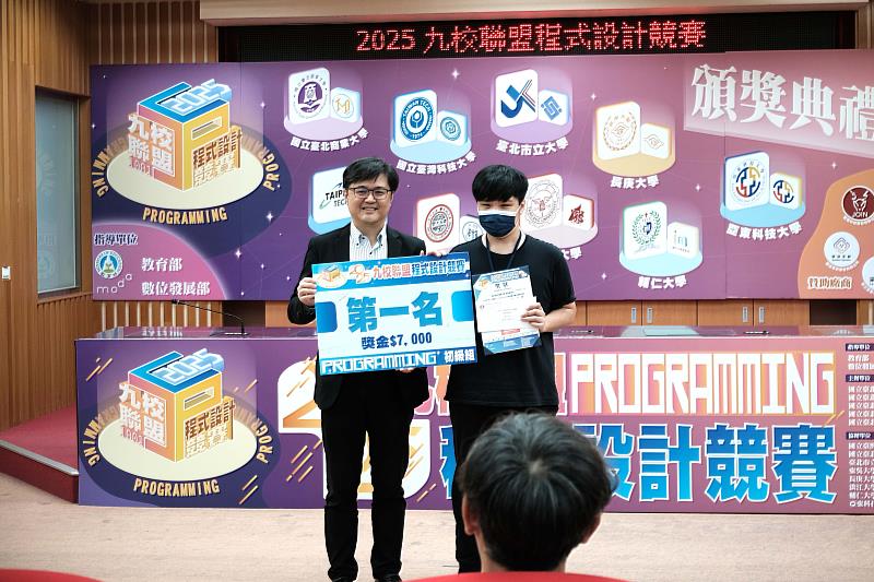 數位發展部數位產業署巫建恒簡任技正，頒發初級組冠軍給北商大資管同學。