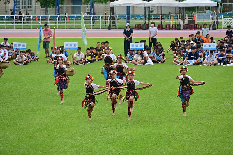 力推全民運動風氣！ 臺東114年全縣運動會6日開跑 縣府致贈李峰銘主任紀念品 感謝多年對體育奉獻