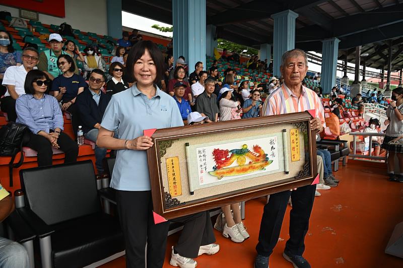 力推全民運動風氣! 臺東114年全縣運動會6日開跑 縣府致贈李峰銘主任紀念品 感謝多年對體育奉獻
