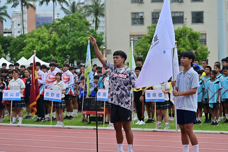 力推全民運動風氣！ 臺東114年全縣運動會6日開跑 縣府致贈李峰銘主任紀念品 感謝多年對體育奉獻