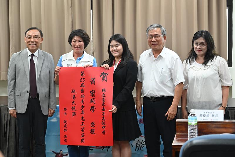 鼓勵參與志願服務 饒慶鈴表揚青少年志工獲獎者 肯定青年展現公益行動力