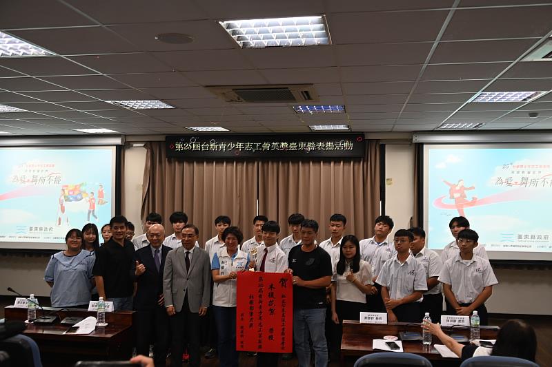 鼓勵參與志願服務 饒慶鈴表揚青少年志工獲獎者 肯定青年展現公益行動力
