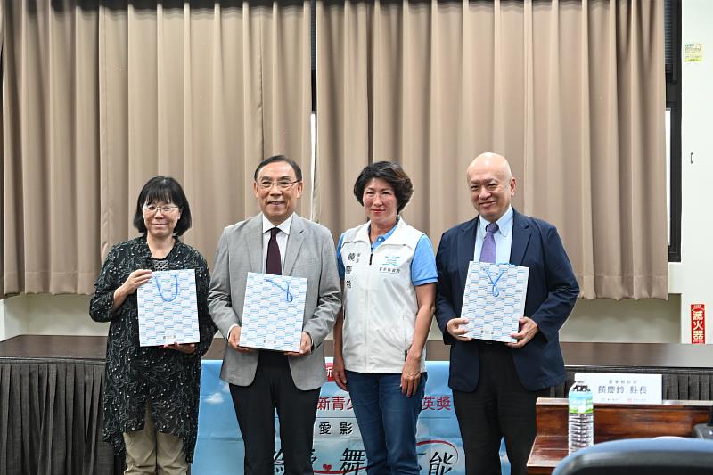 鼓勵參與志願服務 饒慶鈴表揚青少年志工獲獎者 肯定青年展現公益行動力