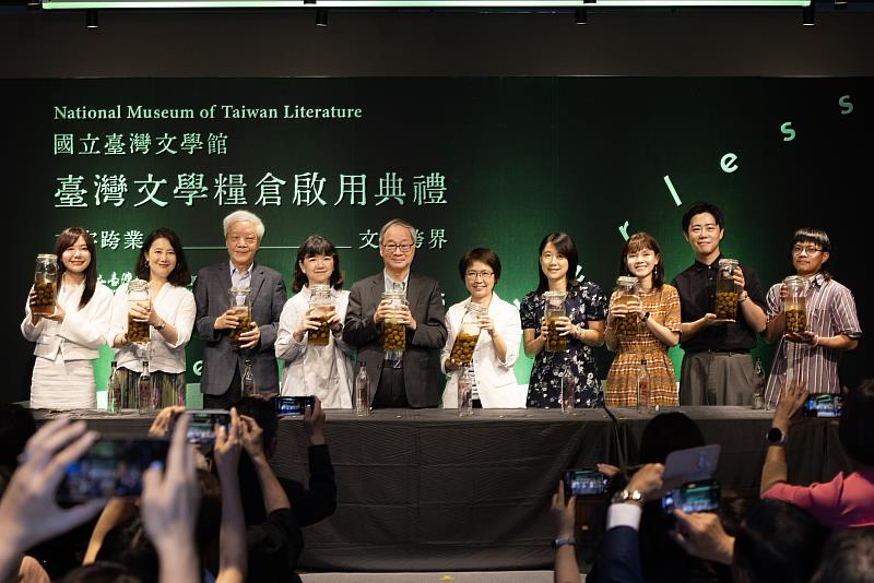 （左起）立法委員吳沛憶及吳思瑤、國藝會董事長林淇瀁、文化部次長李靜慧、文化部長李遠、國立臺灣文學館長陳瑩芳、作家張郅忻、創作者李劭婕、重田誠治、Mojo，一同釀製梅酒，取創作經「時光釀造」的意涵。