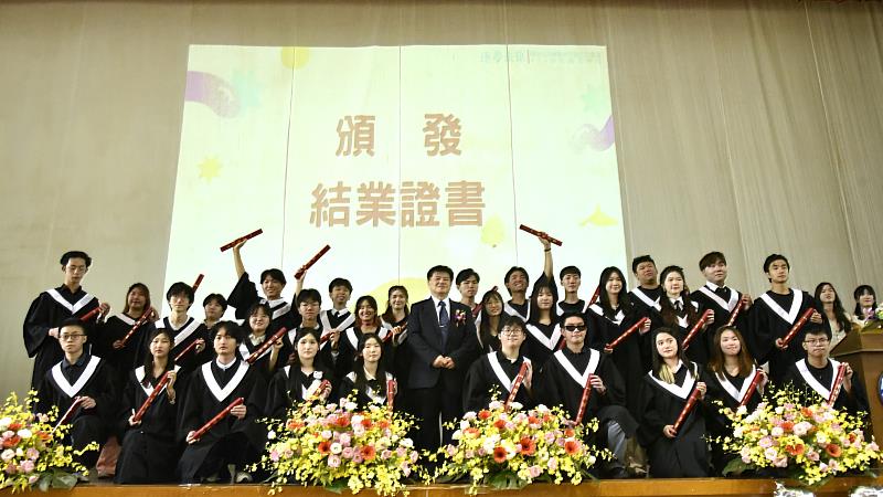 臺灣師範大學僑生先修部2025年結業典禮,由主任林振興頒發結業證書