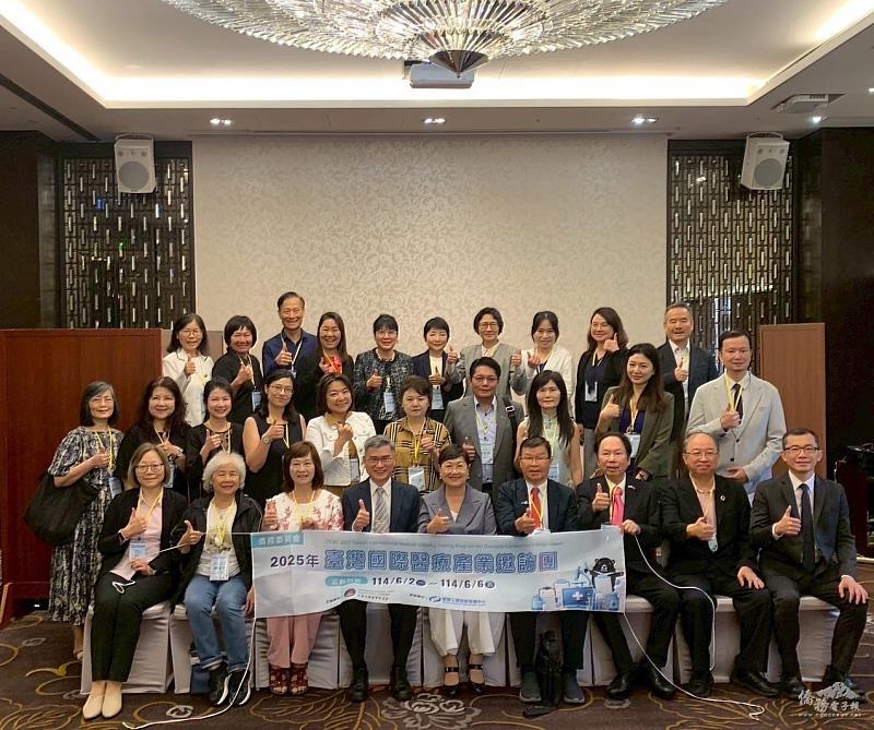 僑委會委員長徐佳青出席6月2日開幕式與2025年臺灣國際醫療產業邀訪團大合照