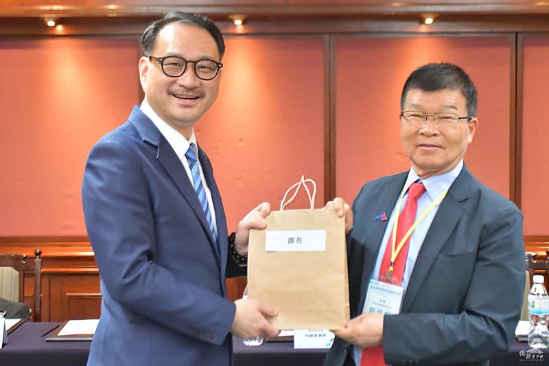 阮昭雄代表僑委會致贈紀念品予團長鄭登烟