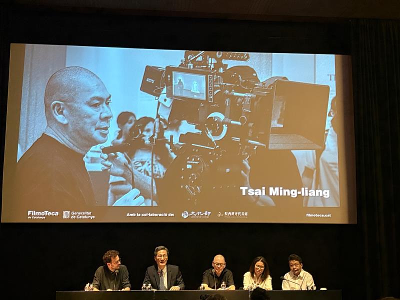 照片2: 張副代表(左二)於「蔡明亮導演電影回顧展」活動記者會致詞。