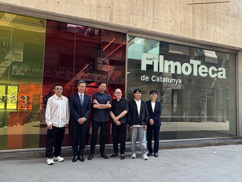 照片1:「蔡明亮導演電影回顧展」活動合影（左起：演員李康生、駐西班牙代表處張副代表自信、加泰隆尼亞電影資料館館長Pablo La Parra、導演蔡明亮、演員亞儂.弘尚希、駐西班牙代表處文化組張組長祐瑄）。