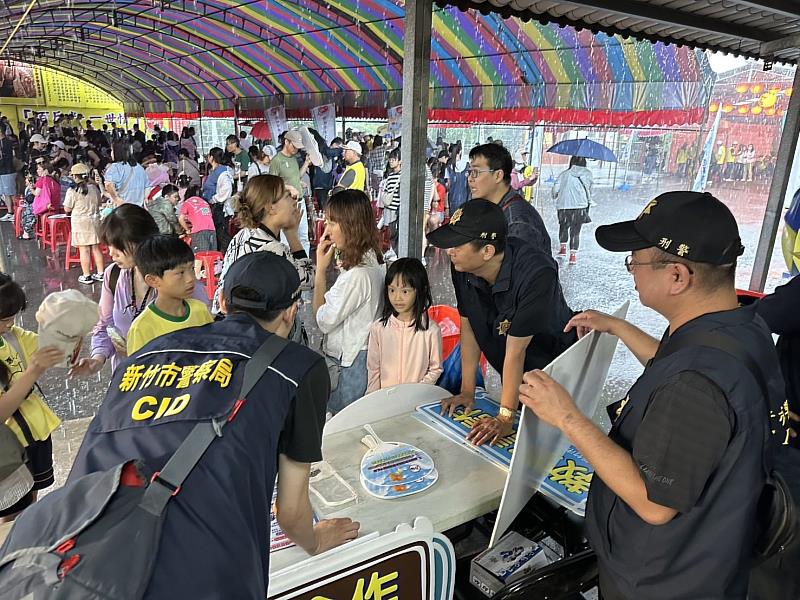 竹市警攜手慈善團體宣導防詐識詐。
