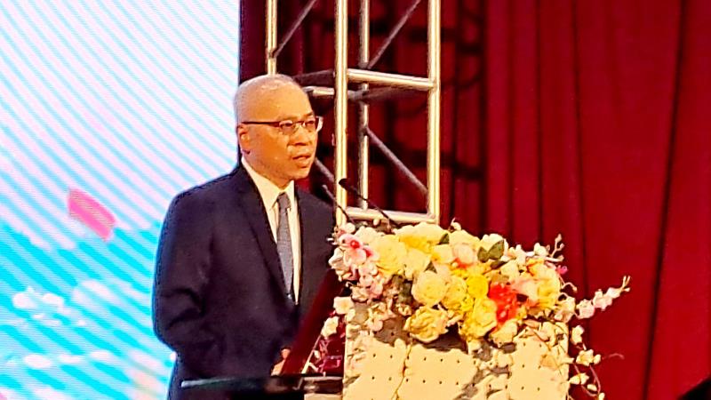 奇美醫院陳志成副院長於南臺科大學114級畢業典禮上向畢業生致詞，台下畢業生聚精會神地聆聽。奇美醫院作為南臺科大的重要合作夥伴，其祝福更顯產學連結的緊密。