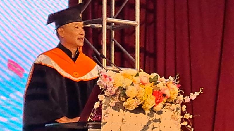 南臺科大黃能富校長於114級畢業典禮上，以富含前瞻性的話語向畢業生致詞。黃校長勉勵畢業生在AI時代勇於學習、掌握先機，並對他們的未來發展寄予深切厚望。
