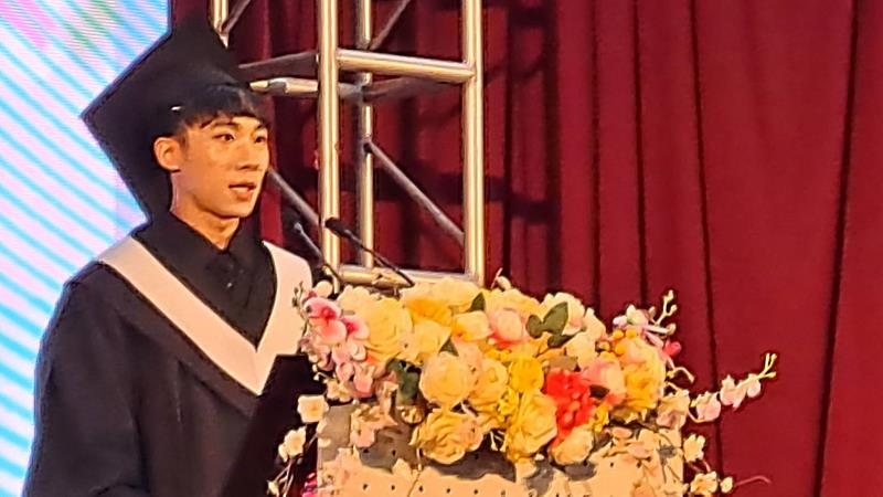 南臺科大畢業生代表、國際企業系四甲的蔡百益同學致詞時，以幽默真摯的語調分享四年成長點滴，激發全場共鳴。