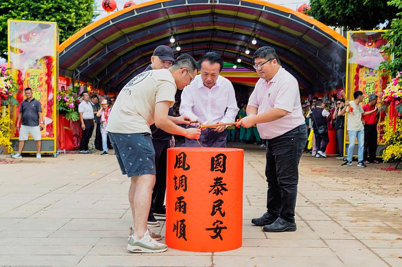 笨港水仙宮關聖帝君巡香起駕，翁章梁點燃起馬炮扶轎啟程