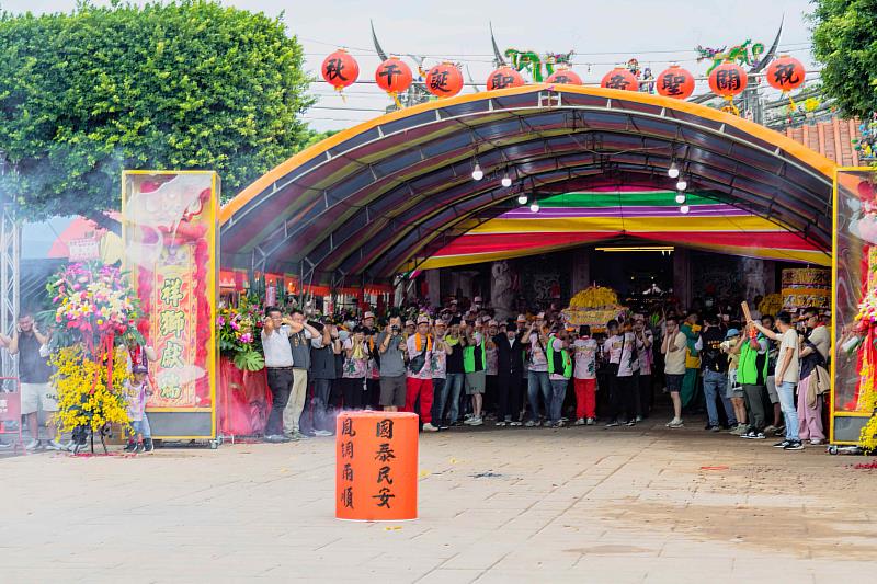 笨港水仙宮關聖帝君巡香起駕，翁章梁點燃起馬炮扶轎啟程