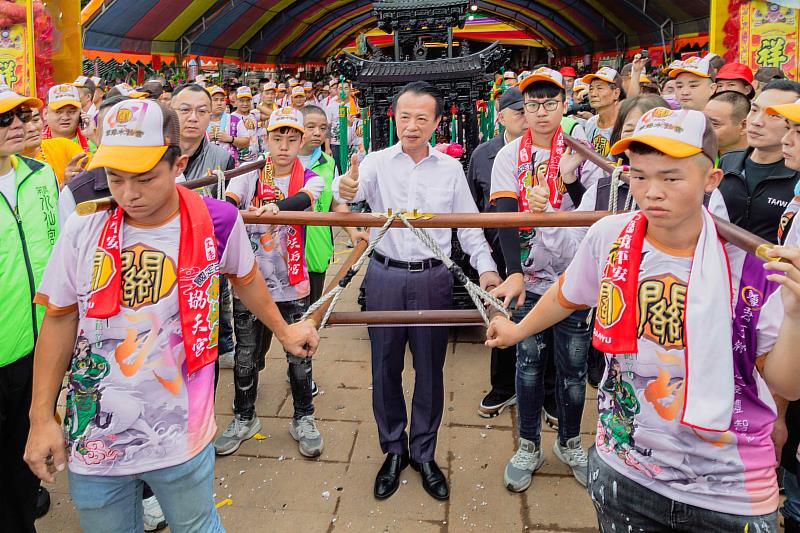 笨港水仙宮關聖帝君巡香起駕，翁章梁點燃起馬炮扶轎啟程