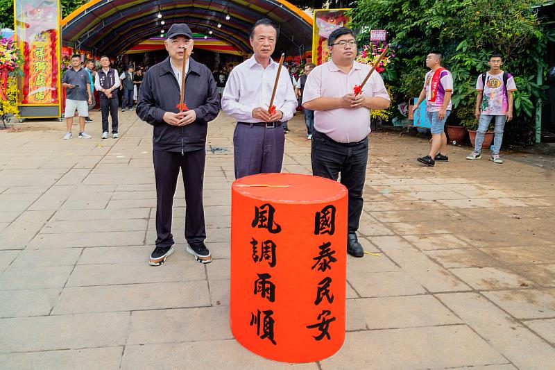 笨港水仙宮關聖帝君巡香起駕，翁章梁點燃起馬炮扶轎啟程