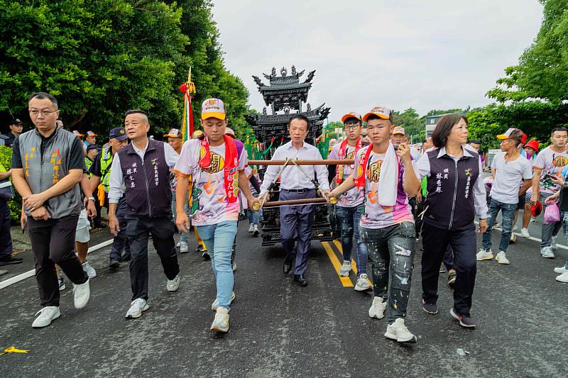 笨港水仙宮關聖帝君巡香起駕，翁章梁點燃起馬炮扶轎啟程