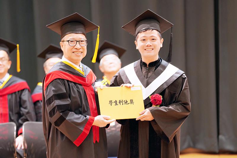 典禮頒授「學生利他獎」表揚身體力行服務精神的優秀學生，由校級獲獎代表學士後醫學系的蔡侑霖同學代表領獎