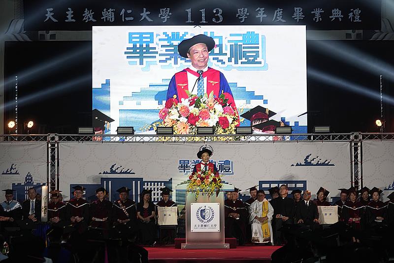藍易振校長以中英文致詞感謝家長信任，並分享「GRACE」治校理念。