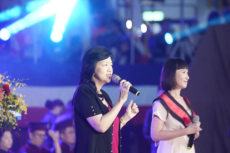 金鐘主持人，同時也是輔大校友王湘涵前來主持，與全球校友總會鄭時寧總會長互動暢談，鄭時寧期許畢業生要有勇氣才能突破困境。