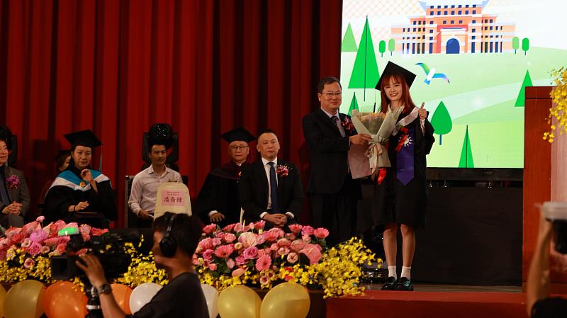 越南國際生獻花給駐台北越南經濟文化辦事處潘喬鍾大使