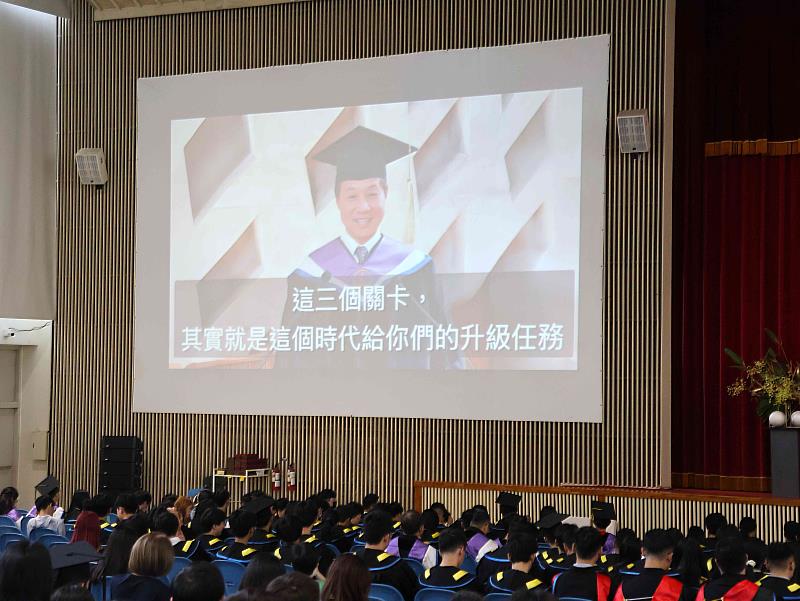 東海很AI，張國恩校長以AI分身致詞，勉勵學生攜手走入未來世界。