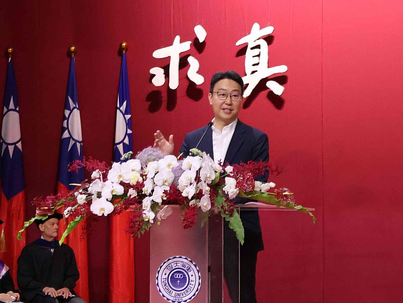 交通部長陳世凱返校勉勵畢業生隨時擁抱挫折，讓失敗風暴成為成長的養分。