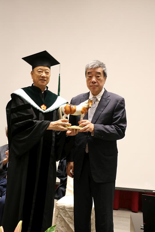 蔡長海董事長感謝電腦科學家孔祥重院士蒞校畢業典禮專題演講，分享新時代AI尖端的知識。