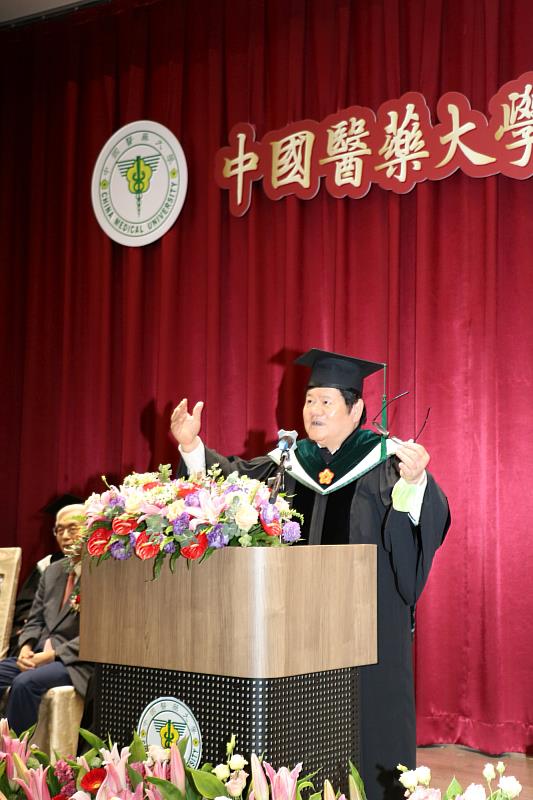 洪明奇校長祝福畢業生「志向必高方有成 」。