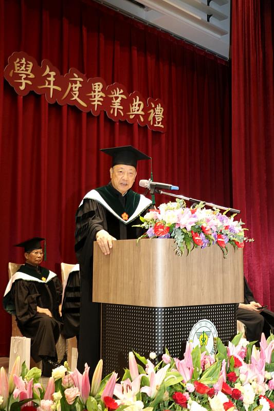 蔡長海董事長勉勵畢業同學「擁抱變革、積極創新、追求卓越」。