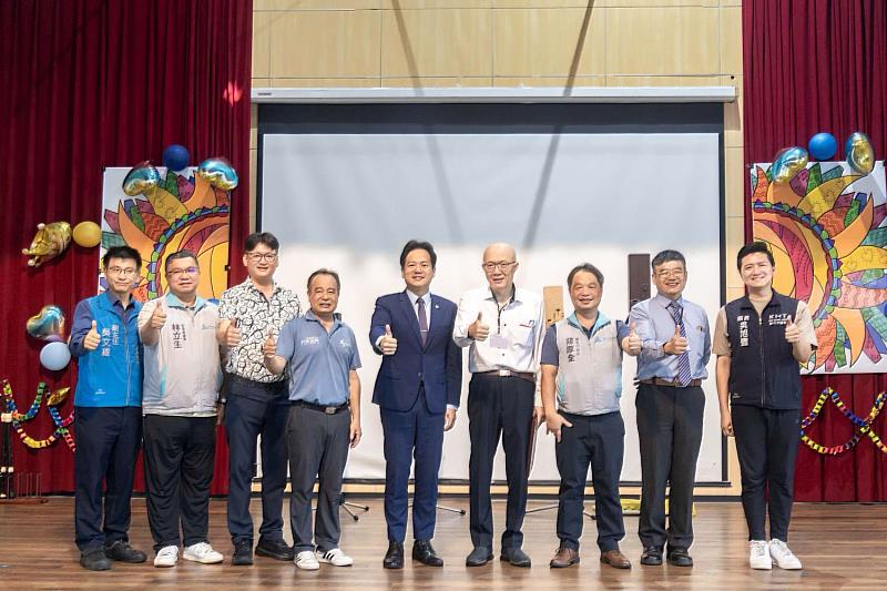 代理市長邱臣遠與來賓們大合影。