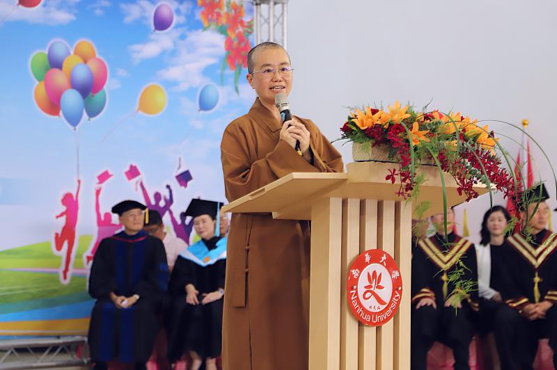 南華大學舉辦畢業典禮，佛光山叢林學院院長妙南法師也是南華大學董事，代表董事長心保和尚致詞勉勵畢業生。