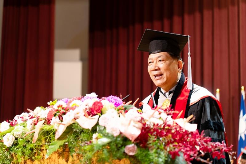 圖一、東吳大學畢業典禮,校長詹乾隆勉勵畢業生,要擁有適應變動的能力。