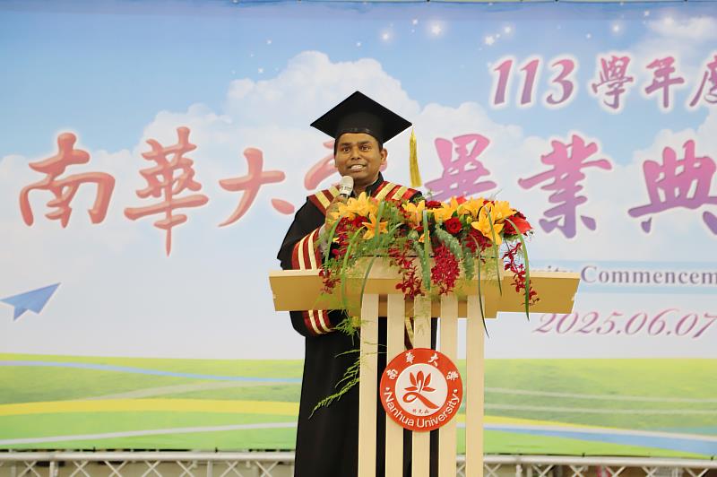 南華大學舉辦畢業典禮，來自印度的博士班畢業生達喜，以流利的中文表達對學校與創辦人星雲大師的感謝。