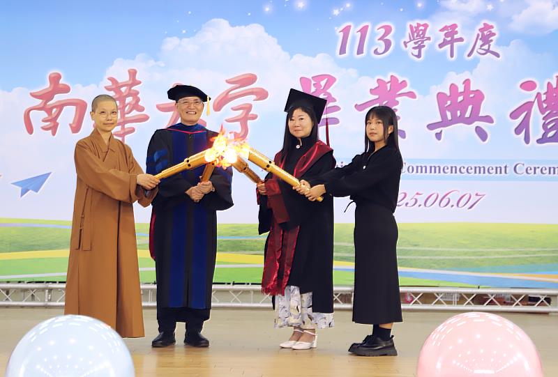 南華大學舉辦畢業典禮，進行「薪火相傳」儀式。左起南華大學駐校董事覺禹法師、高俊雄校長、畢業生代表、在校生代表。