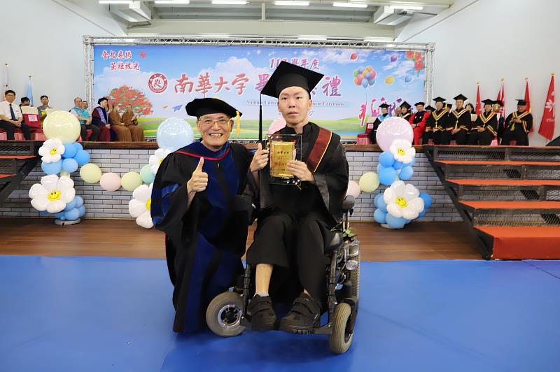 南華大學舉辦畢業典禮，高俊雄校長(左)特別至台前頒發「勤奮向學獎」給應用社會學系曹彥彬同學(右)。
