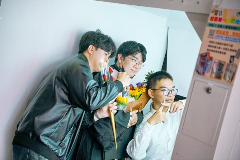 圖五、東吳畢業生瘋玩拍貼機。