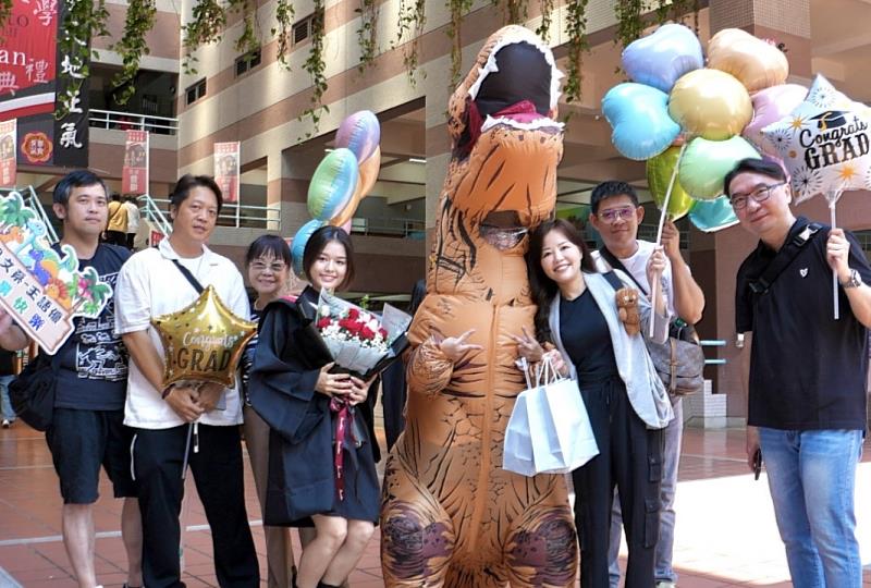 圖四、東吳畢業生親友團出動暴龍裝為畢業生祝賀。