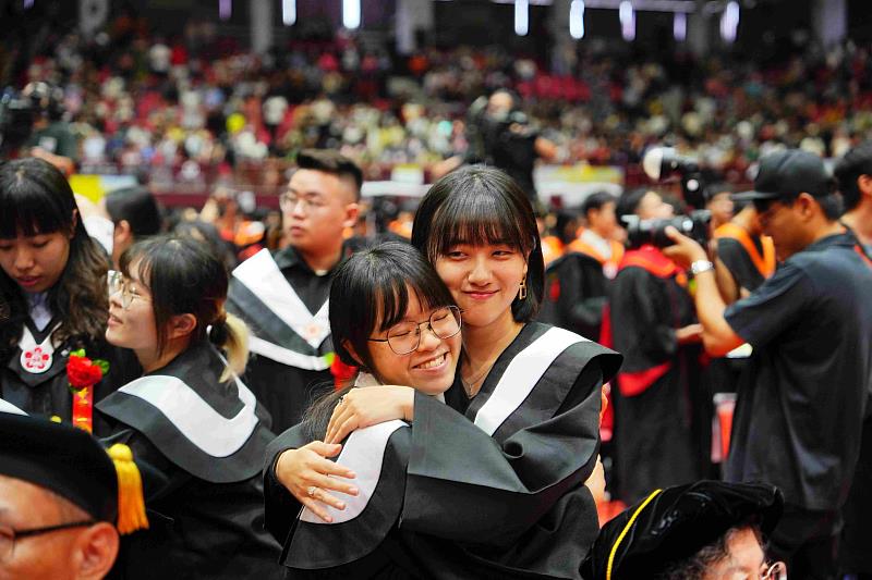 畢業典禮上同學彼此擁抱與祝福