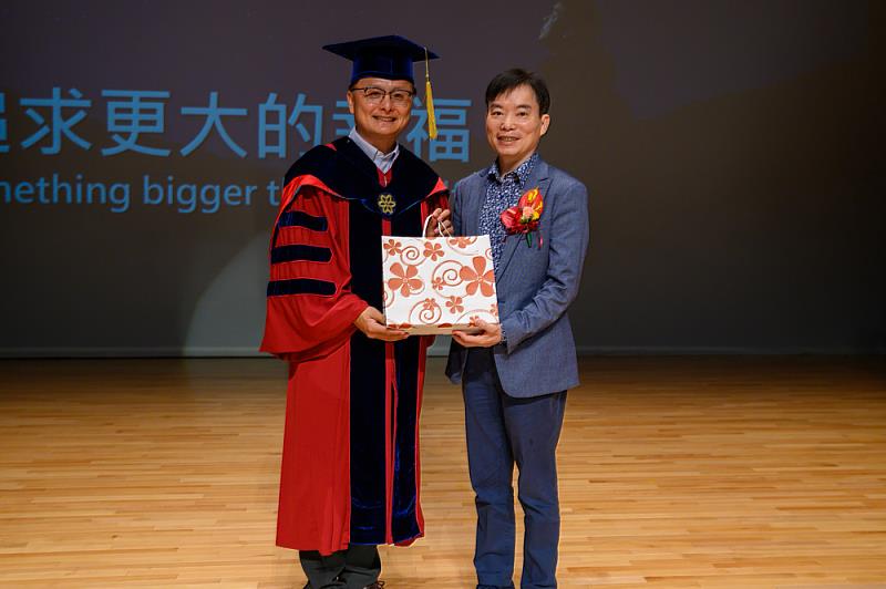 張傳育校長與演講者-臺灣大哥大蔡祈岩資訊長合影