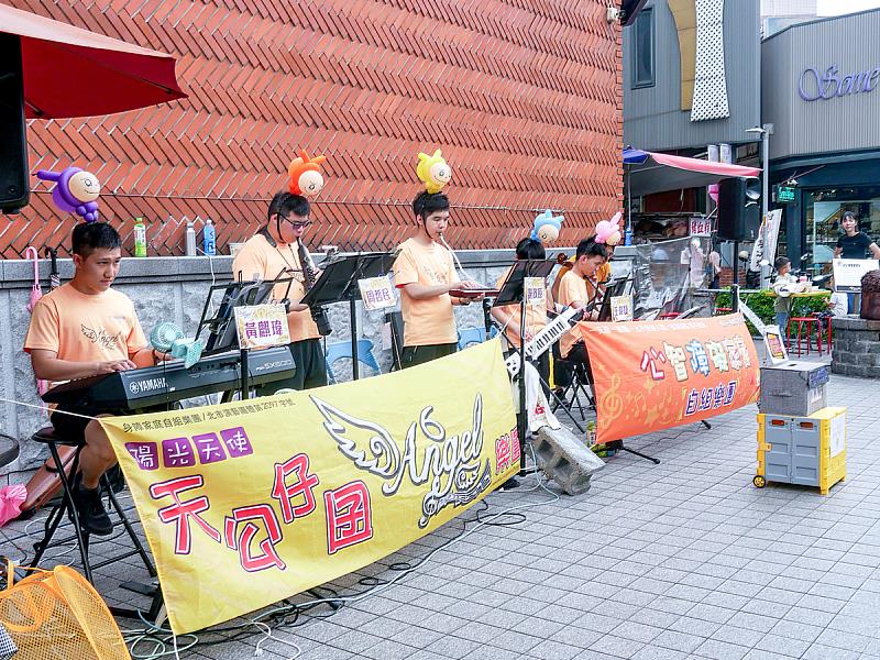 風雨無阻，天公仔囝樂團在雨中奏響希望的旋律。即使少了幾位團員，其餘孩子們依然全心投入演出，用音樂帶來溫暖與感動，讓老街的午後多了份動人的光芒。