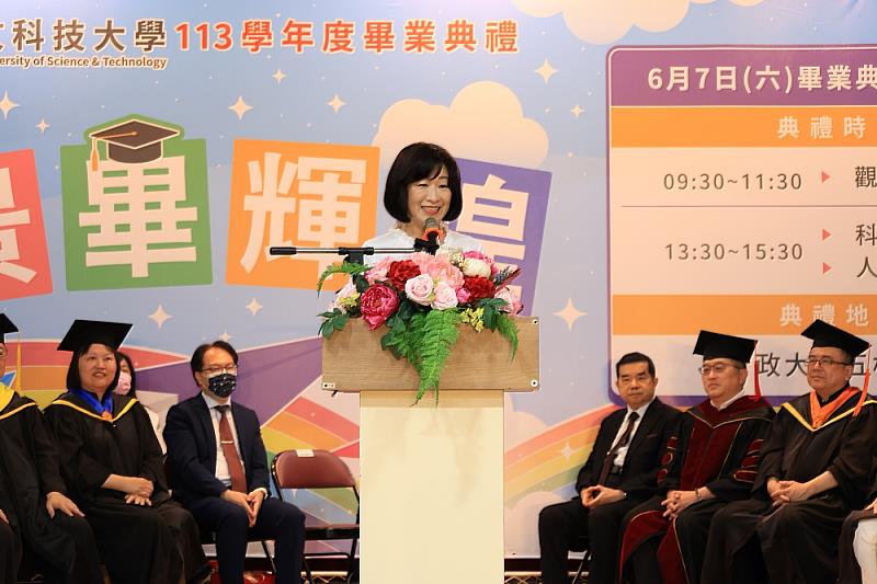 景文科大傑出校友-力麗觀光開發股份有限公司董事長楊竫如致詞。