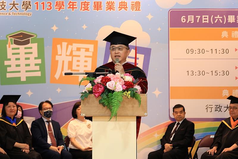 景文科大校長黃榮鵬為畢業生致詞。